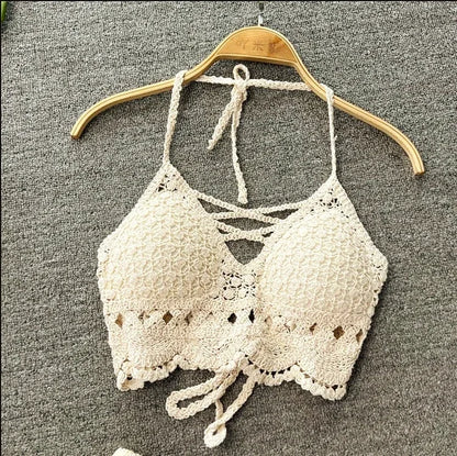 Top court en crochet ivoire, bretelles nouées et motif dentelle, vue de face