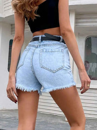 Short en jean bleu clair taille ceinturée avec poches arrière, déchirures latérales et ourlet