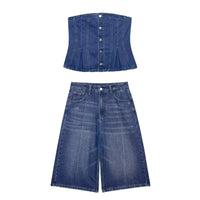 Ensemble en jean bleu foncé : corset boutonné sans manches et short droit taille haute.