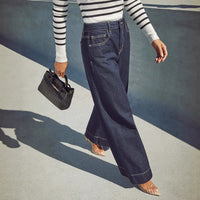 Jean taille haute bleu marine, coupe ample, passants de ceinture, surpiqûres