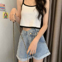 Short en denim bleu clair, taille mi-haute, bouton et poches avant