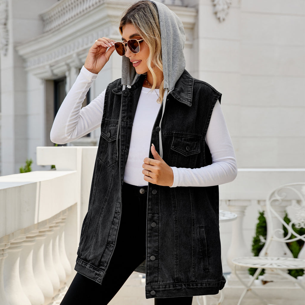 Veste en jean mi-longue noire sans manches, grand col, poches avant à boutons.