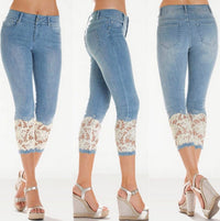 Short en denim bleu clair pour femme, différentes vues, capri, ourlet dentelle beige