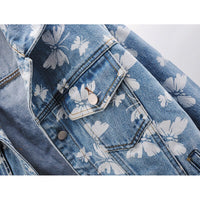 Veste en jean bleue à motif floral blanc, poche plaquée boutonnée et coutures décoratives