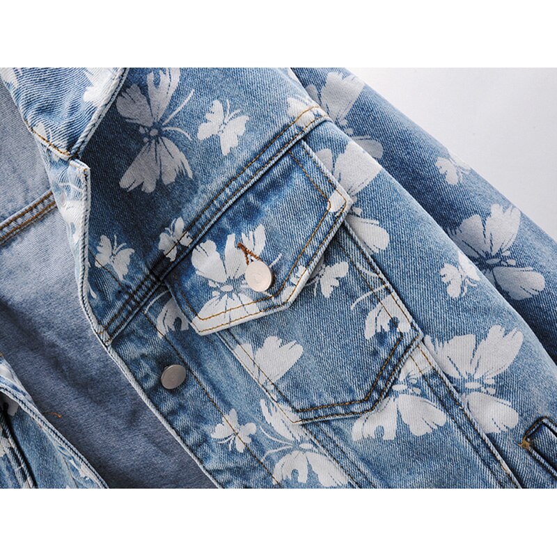 Veste en jean bleue à motif floral blanc, poche plaquée boutonnée et coutures décoratives