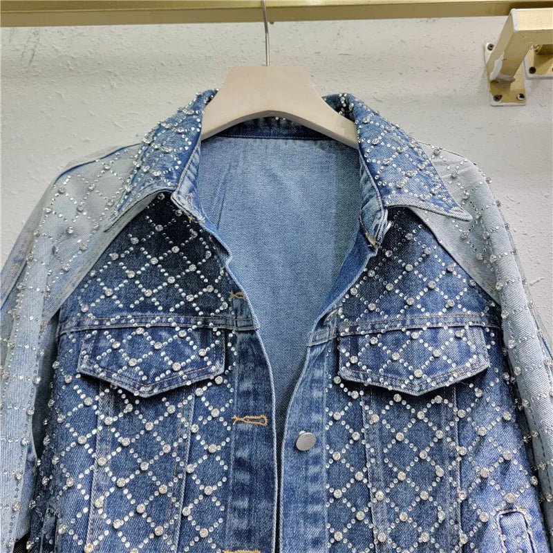Veste en jean bleu claire ornée de strass, deux poches boutonnées, vue avant