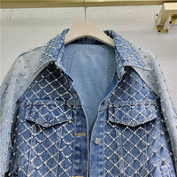 Veste en jean bleu claire ornée de strass, deux poches boutonnées, vue avant