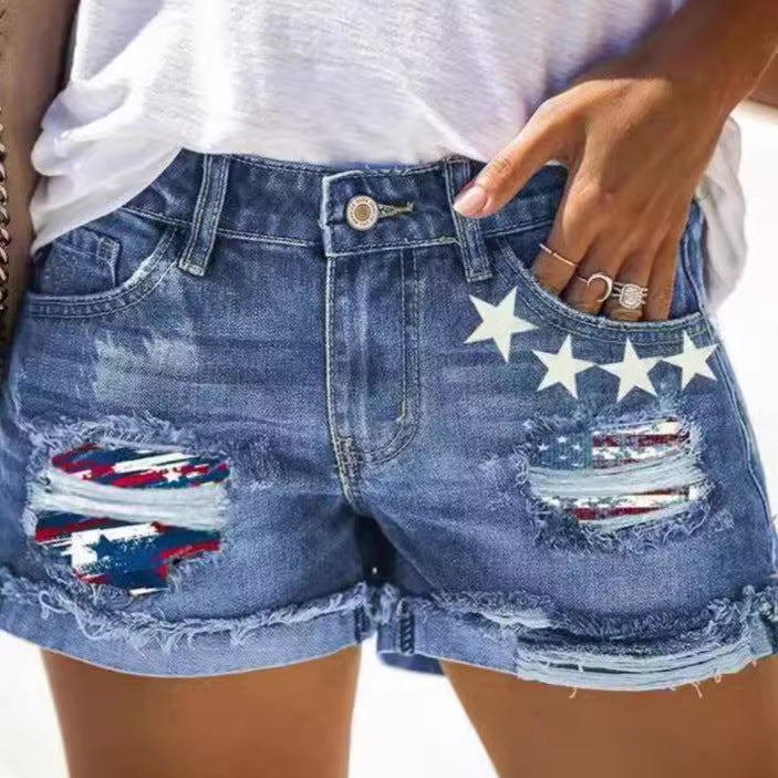 Short en jean bleu avec patch drapeaux et étoiles, fermeture à bouton