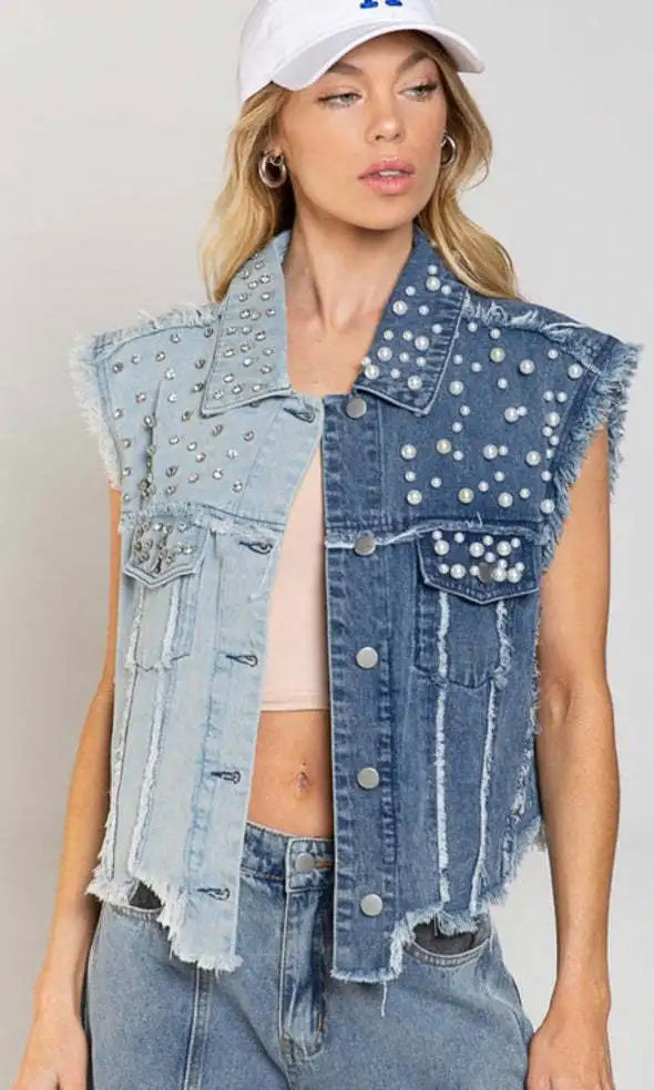 Gilet en jean sans manches bleu et clair, surpiqûres, clous et boutons