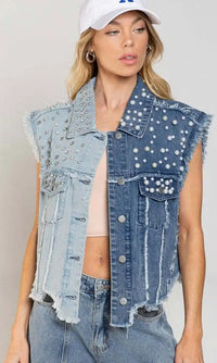 Gilet en jean sans manches bleu et clair, surpiqûres, clous et boutons