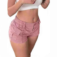 Short femme rose en tissu, taille élastique, poches plaquées et fermeture zippée.
