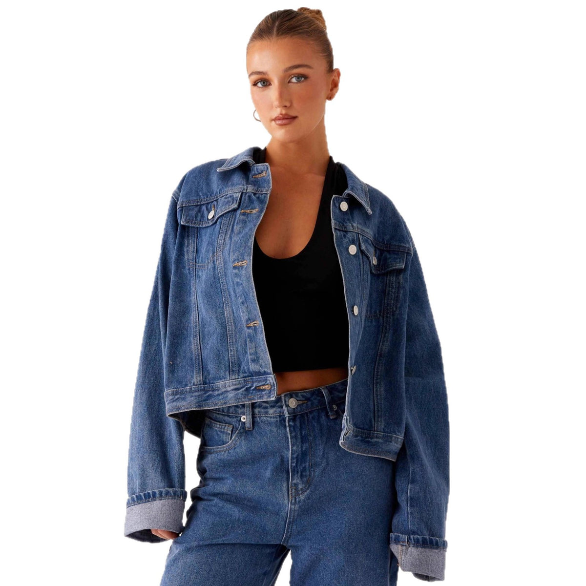 Veste en jean bleu moyen pour femme, manches longues, poches à rabat et boutonnage.