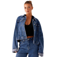 Veste en jean bleu moyen pour femme, manches longues, poches à rabat et boutonnage.