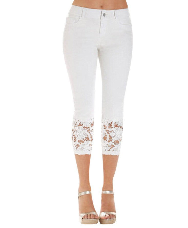 Short en denim blanc pour femme, vue de dos, longueur capri, ourlet dentelle beige