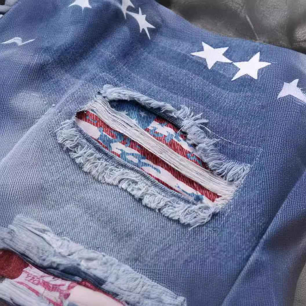 Short en jean bleu, détail d’applique drapeau et étoiles blanches