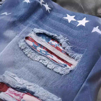 Short en jean bleu, détail d’applique drapeau et étoiles blanches