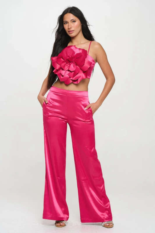 Ensemble top court et pantalon évasé satin magenta, grande fleur 3D sur le buste