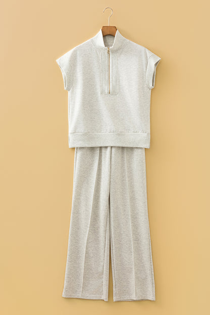 Ensemble polo zippé et pantalon large écru clair, sur cintre