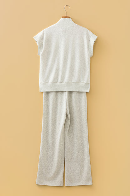 Ensemble polo zippé et pantalon large écru clair, vue arrière sur cintre