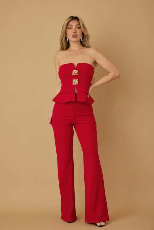 Ensemble deux pièces : bustier rouge froissé et pantalon long, détails dorés