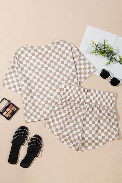 Ensemble deux pièces femme damier marron, T-shirt et jupe-short posés à plat