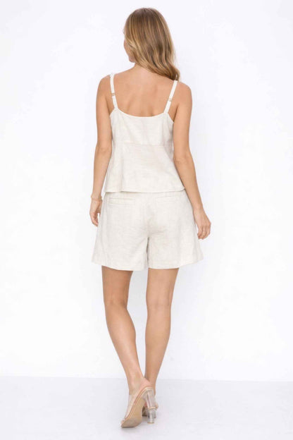 Ensemble lin femme blanc cassé, dos avec bretelles et short à taille droite.