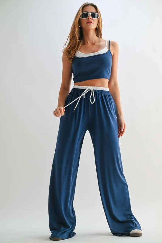 Ensemble femme: top court bleu à bretelles et pantalon fluide taille élastique à cordon