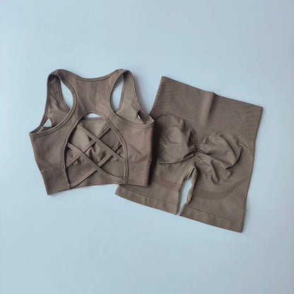 Ensemble yoga sans couture beige/gris : brassière à croisillons, short taille haute.