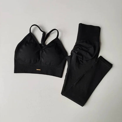 Ensemble sport femme : soutien-gorge noir à bretelles et leggings taille haute