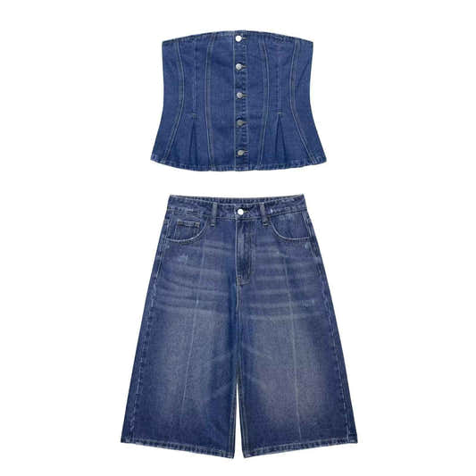 Ensemble deux pièces en jean bleu foncé : top sans manches boutonné et short taille haute.
