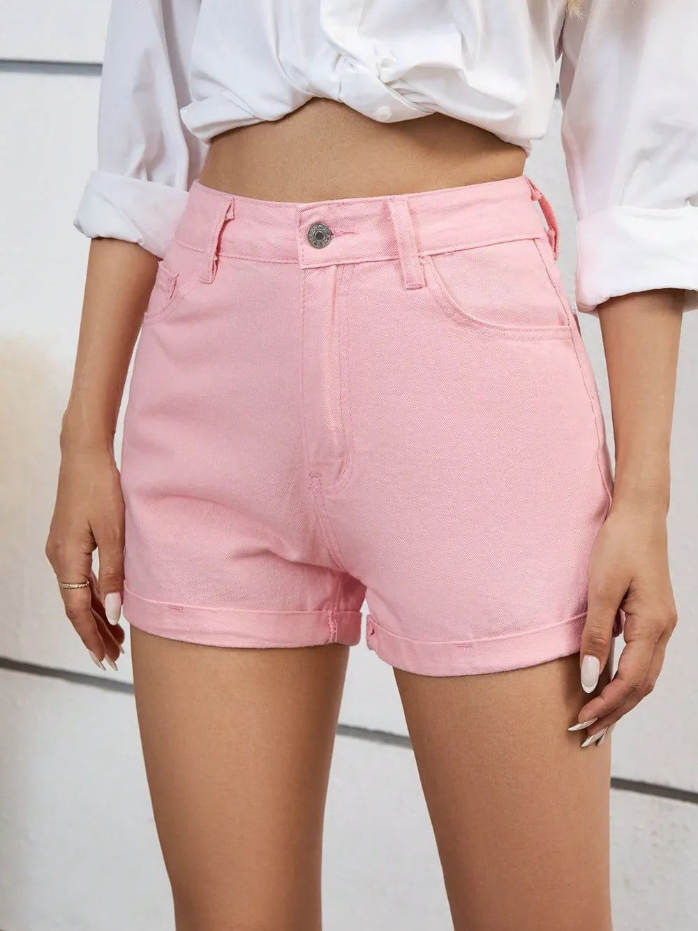 Short taille haute en jean rose, poches devant et ceinture à passants