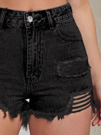 Short taille haute en jean noir usé, détails des poches et ourlet frangé