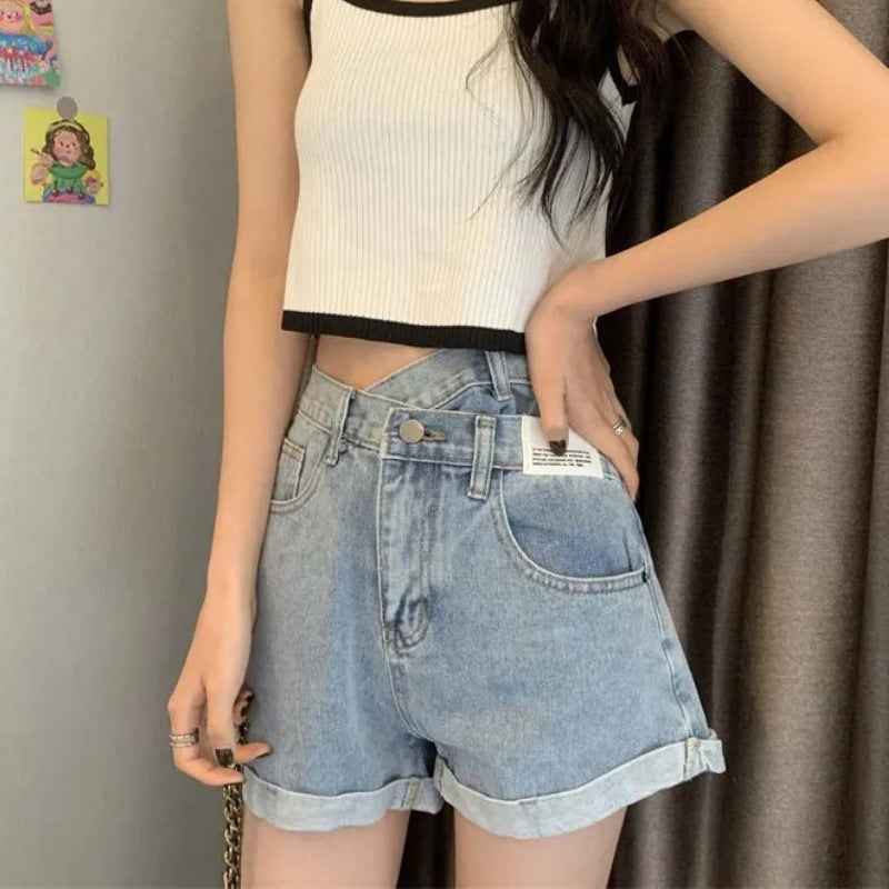 Short en denim bleu clair taille haute, braguette à bouton et poche avant