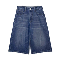 Short en jean bleu foncé taille haute, passants ceinture, poches et fermeture boutonnée.