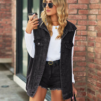 Veste en jean mi-longue noire sans manches, poches poitrine, fermeture à boutons.
