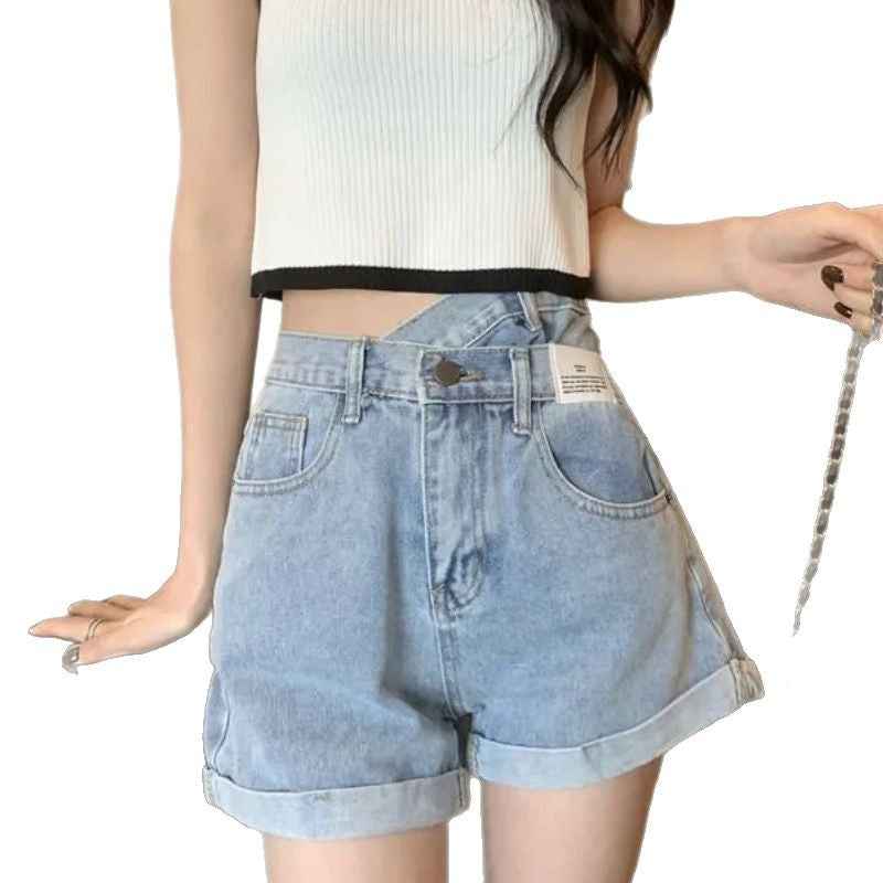 Short en denim bleu clair taille haute, poches à l’avant et coutures visibles