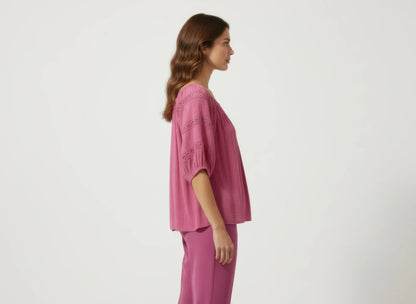 Haut femme rose, manches courtes bouffantes, encolure froncée, vue de côté