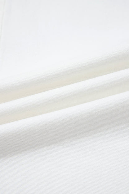 Denim blanc, gros plan sur la texture du tissu, surface lisse et dense.