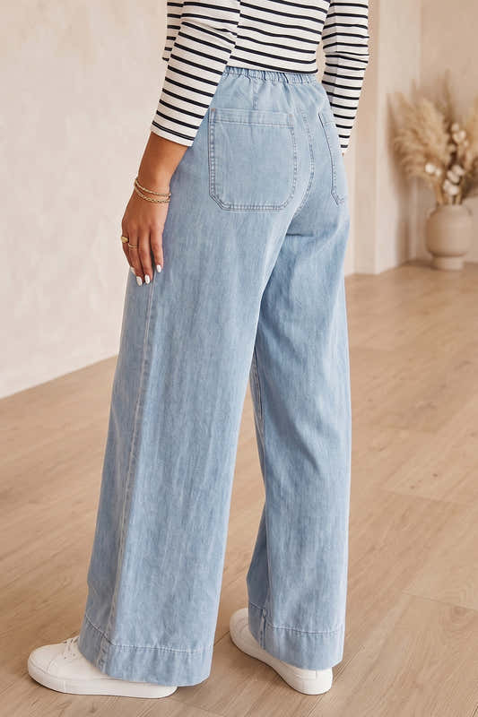 Jean en denim bleu clair à jambe ample, poche arrière visible, taille mi-haute