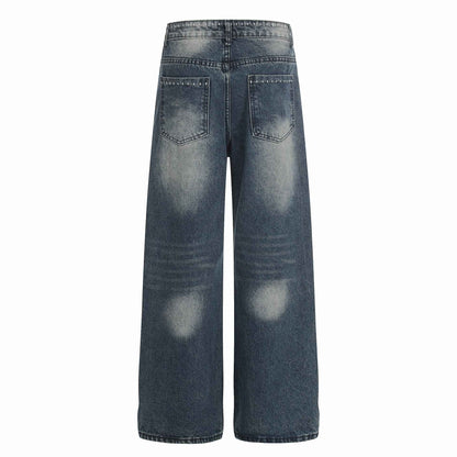 Jean femme bleu taille mi-haute, poches arrière et coutures contrastées.