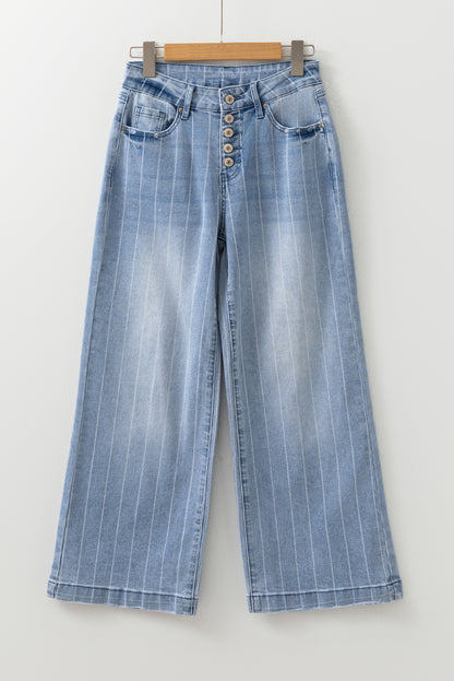 Jean bleu clair à rayures fines, jambes larges, fermeture boutonnée