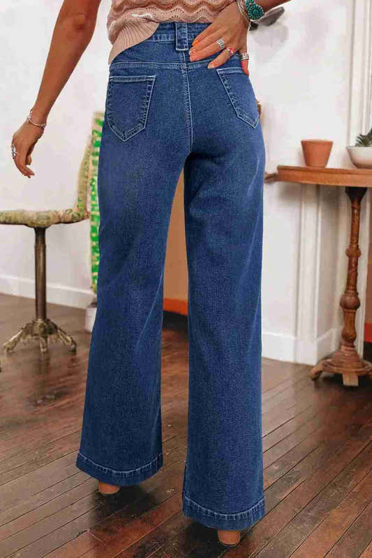 Jean bleu taille haute à coupe ample, poches devant et jambe large.