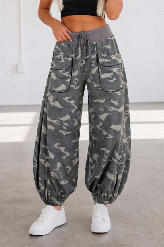 Jogger camouflage gris à ceinture contrastée, cordon de serrage et poches à rabat