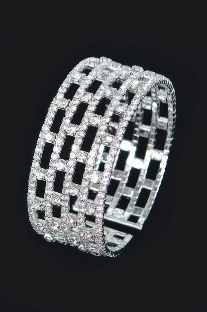 Jonc à strass motif grille, monture argentée, vue en angle sur le dessus.