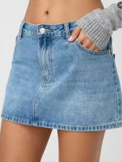 Jupe en jean courte femme bleu clair, taille mi-haute, fermeture boutonnée, poches.