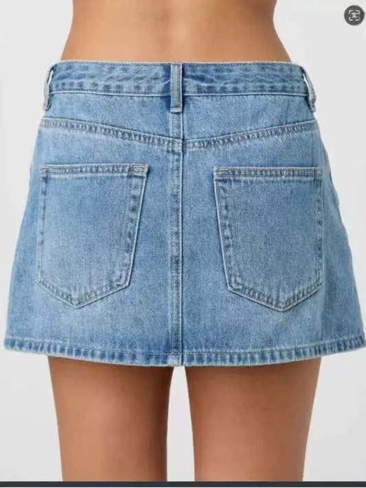 Jupe en jean courte bleu clair vue de dos, taille mi-haute, coutures et poches.