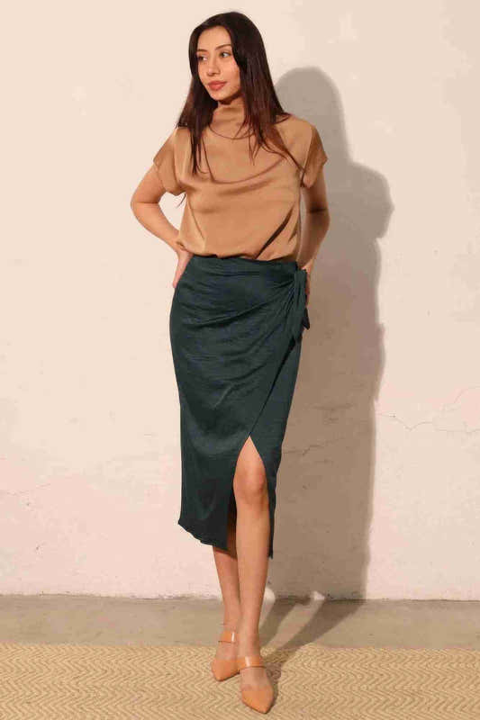 Jupe midi portefeuille satin crêpe lavé vert foncé, lien latéral, fente asymétrique.