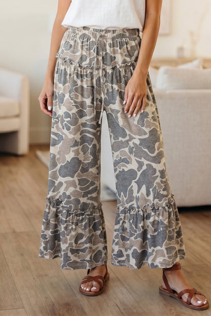 Pantalon ample camouflage gris et beige, taille élastique et bas volantés