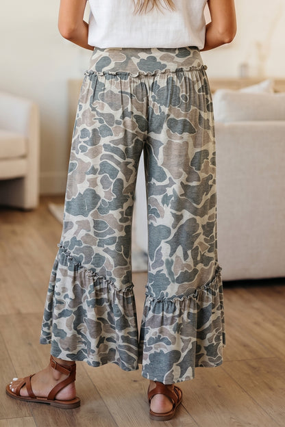 Pantalon ample camouflage gris et beige, taille élastique, bas avec volants