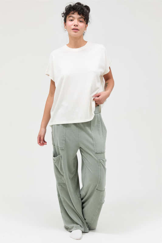 Pantalon cargo femme vert sauge taille haute, poches cargo et finitions contrastées